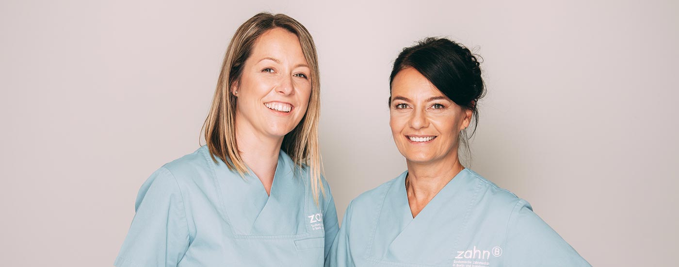 Die Zahnärztinnen Ines Winkler und Heidi Prutean sind ein gutes Team in der Praxis zahn-B in Strausberg.