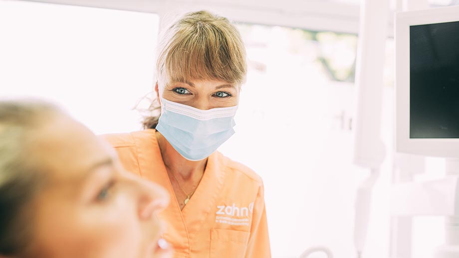 Die zahnmedizinische Fachangestellte Nadine Jobb betreut eine Patientin im Behandlungsstuhl.