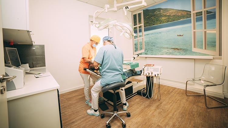 Oralchirurgischer Eingriff: Zahnärztin Heidi Prutean entfernt mit einer Assistentin einen Weisheitszahn.
