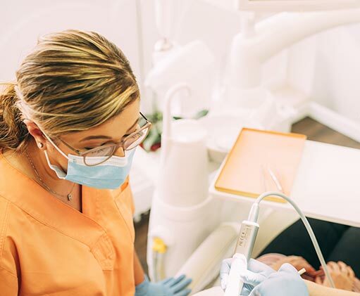 Eingespieltes Team und moderne Technik: Zahnärztin Ines Winker und ihre Assistentin versorgen eine Patientin mit Parodontitis.